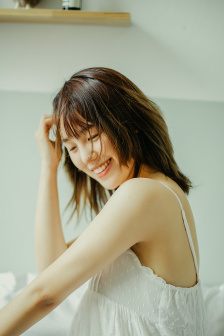 美女扒开胸罩露出奶头的动态图片